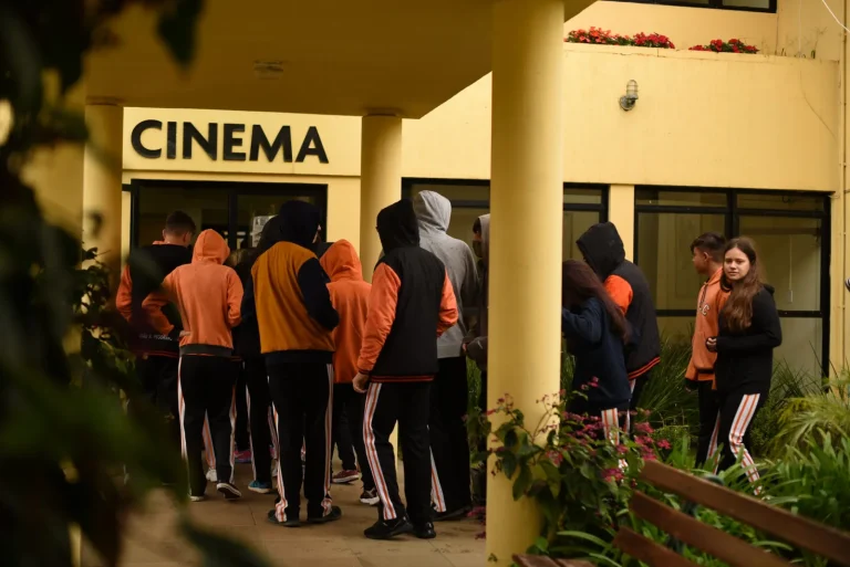 Estudantes entrando no cinema na 2ª Mostra Chica Pelega