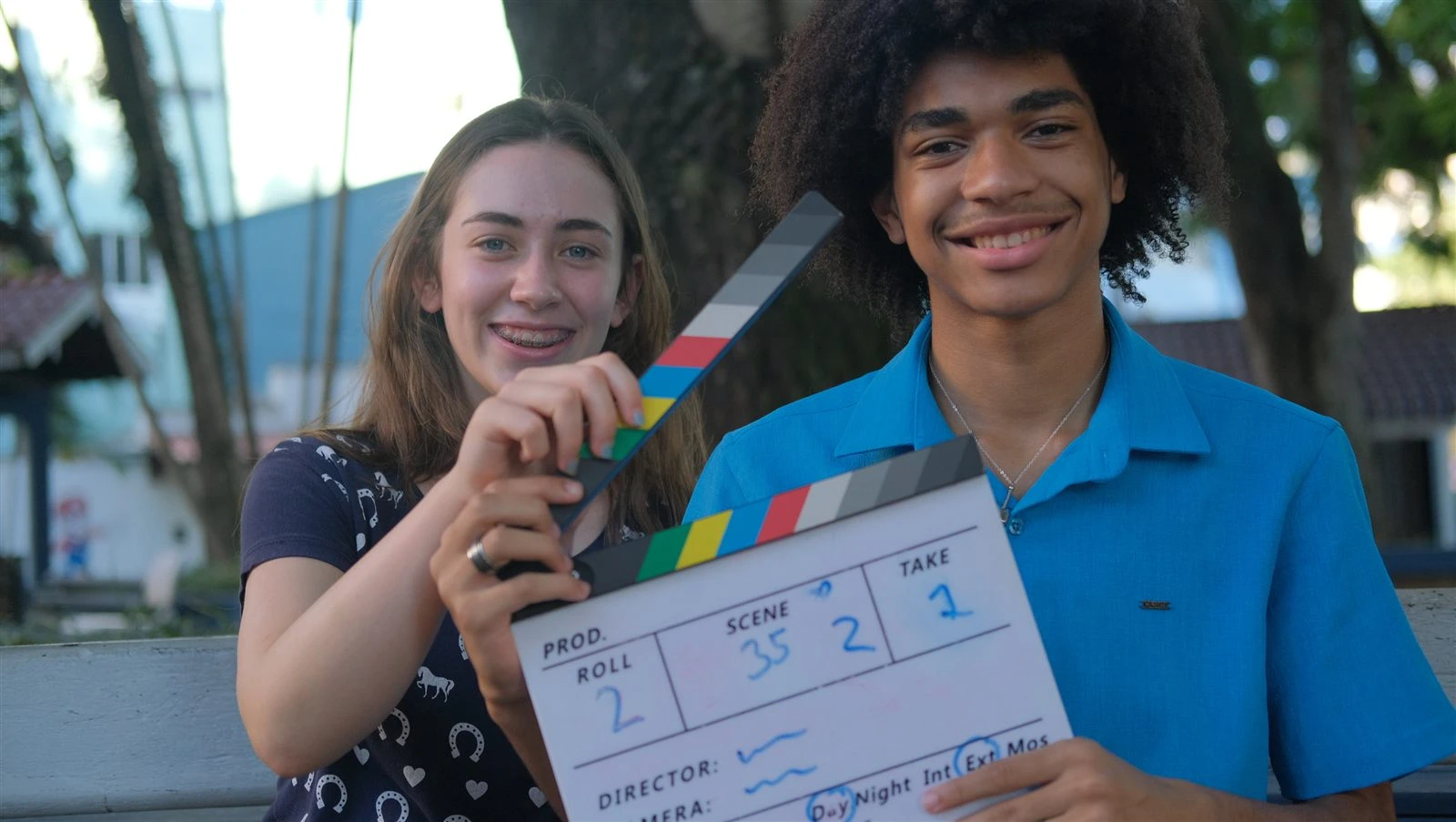 Jovens em oficina de cinema segurando claquete — O Minuto que Foi