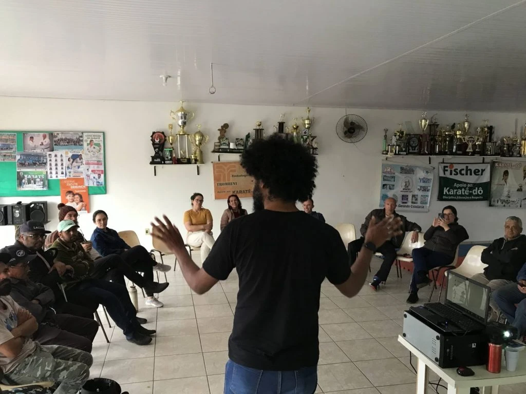 Oficina O Minuto que Foi em Fraiburgo: facilitador conduz roda de participantes