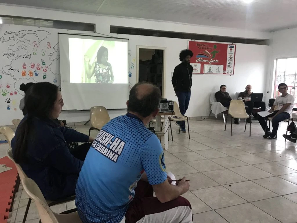 Sessão da oficina O Minuto que Foi na Biblioteca Comunitária Alisson Zonta, Fraiburgo