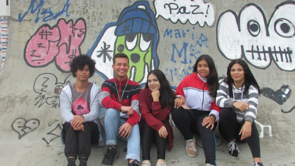 Jovens da oficina Projeto Realidades durante as filmagens em Pinhais (PR)