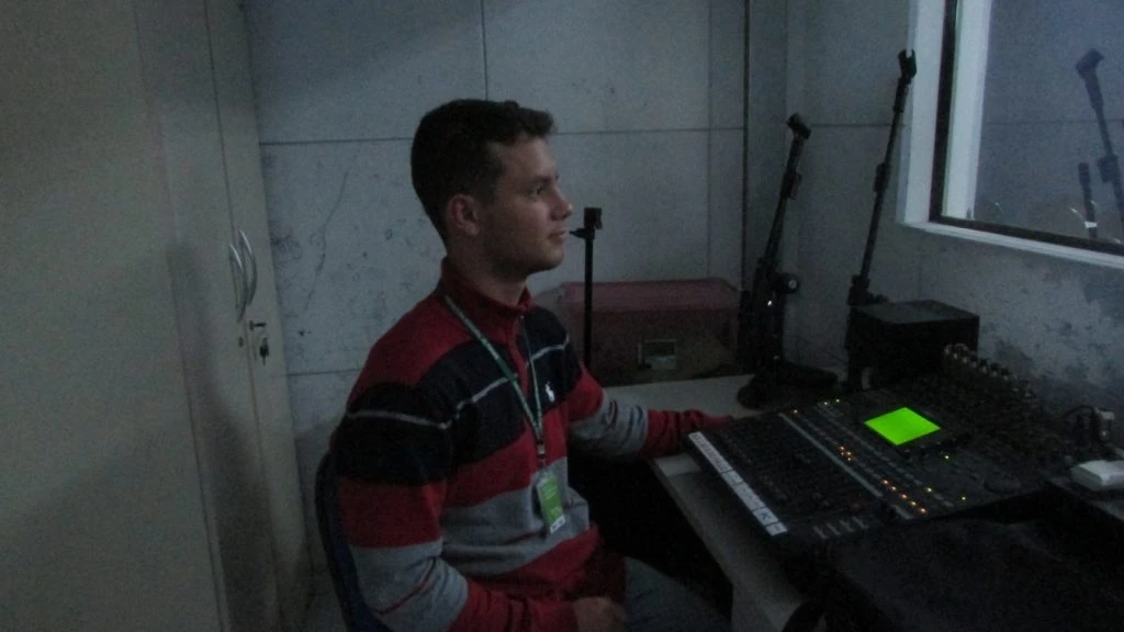 Making of: participante grava a trilha sonora na oficina Projeto Realidades