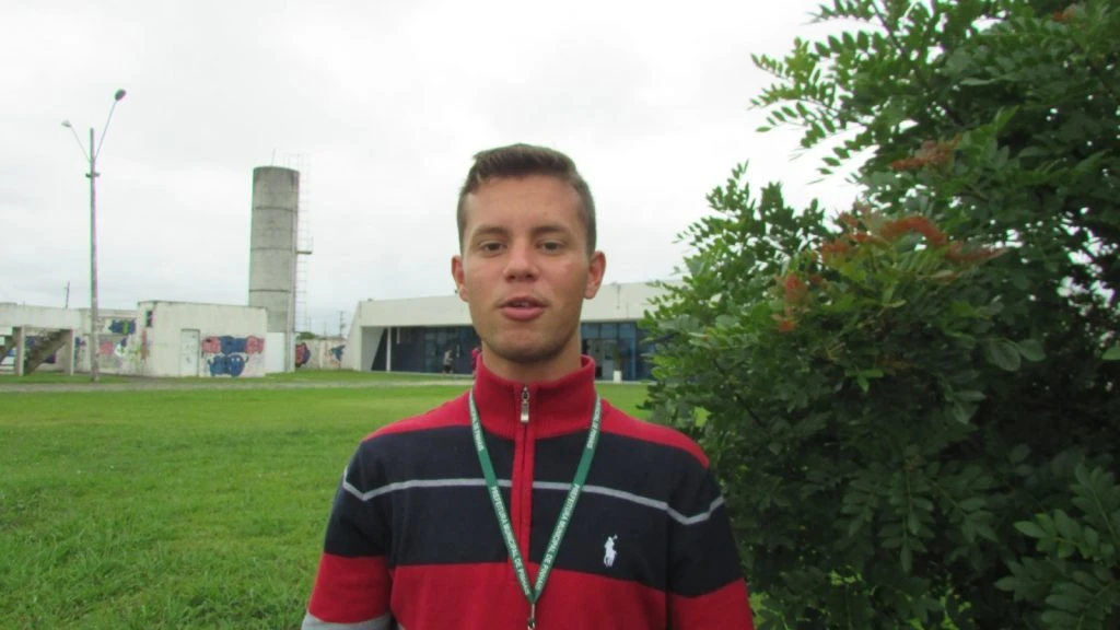 Jovem participante do Projeto Realidades em locação externa