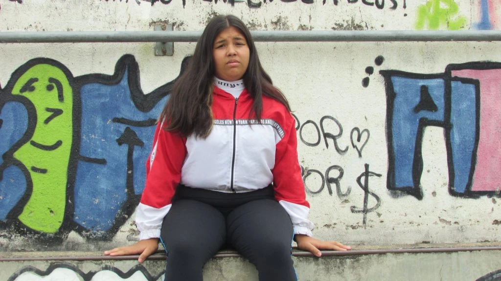 Jovem participante do Projeto Realidades em locação de filmagem