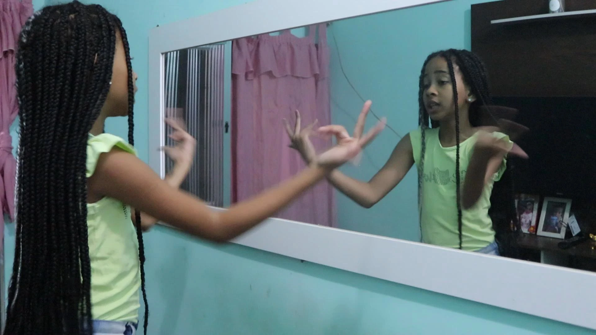 Cena de A Menina Hip Hop