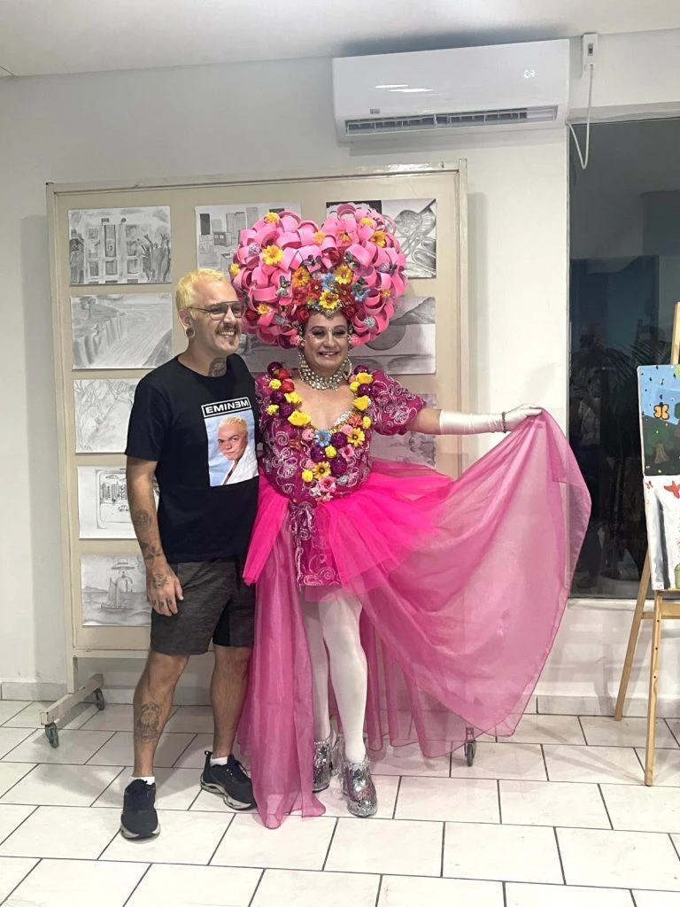 Artista e público na exposição do Tela Expandida