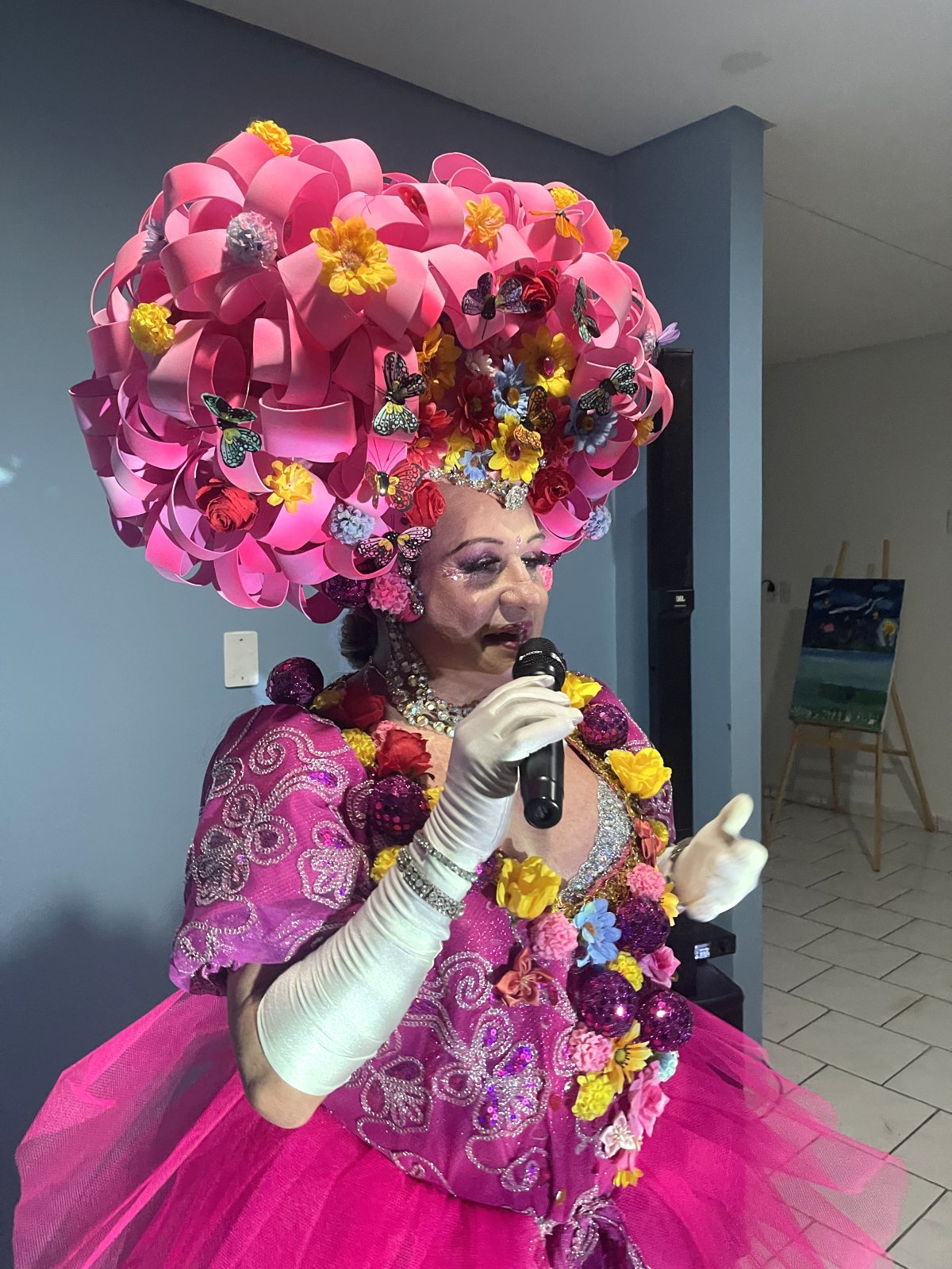 Performance de videoarte na abertura do Tela Expandida — artista em figurino floral