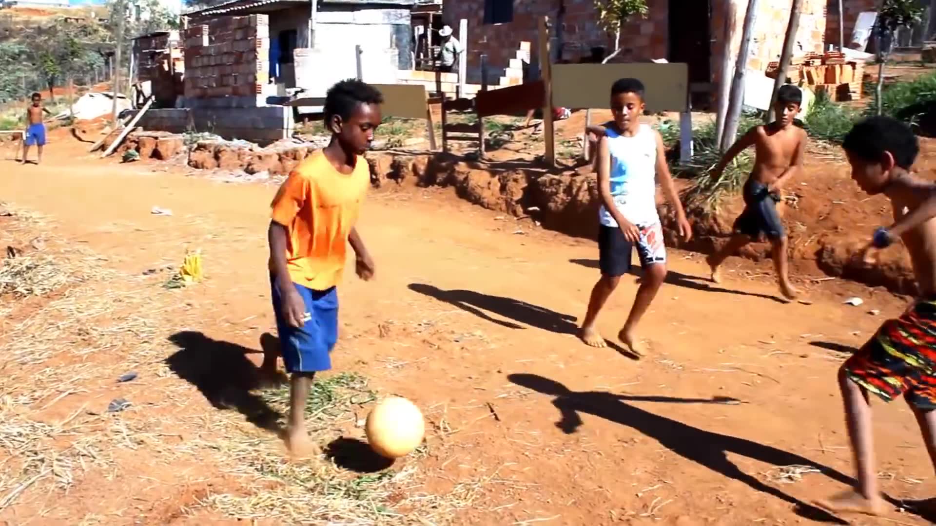 Pôster de Meninas invadem o campinho de futebol